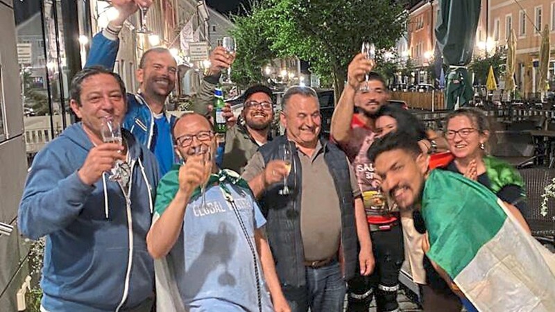Ein Teil der in Furth lebenden Italiener, die Sonntagnacht den EM-Sieg ihrer Mannschaft feierten.