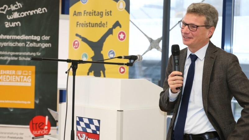 Bernd Sibler, Staatsminister für Wissenschaft und Kunst, outete sich als passionierter Zeitungsleser. Seiner Meinung nach wird Medienreflexion in Zeiten von Social Bots und Fake News immer wichtiger.