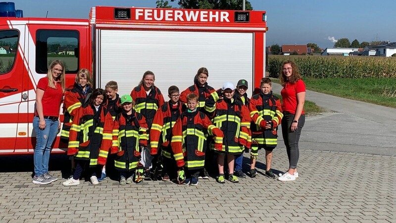 Die Jungen und Mädchen in Tabertshausen probierten schon mal die Jacken der aktiven Feuerwehrmänner und -frauen an.