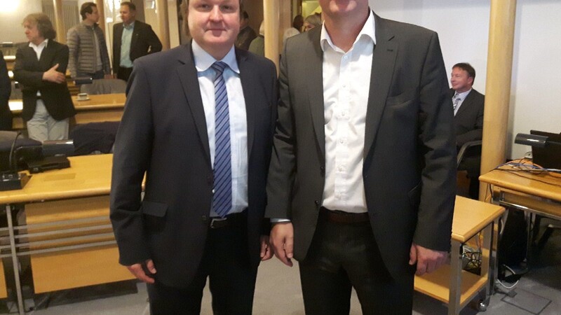 Helmut Radlmeier (CSU) und Alexander Putz (FDP) stellen sich in zwei Wochen der Stichwahl um das Oberbürgermeisteramt in Landshut.
