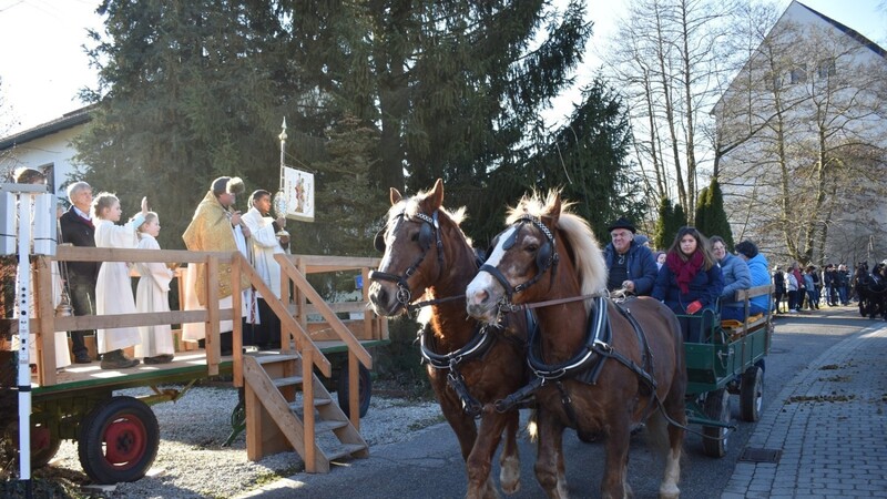 Ob mit der Kutsche oder hoch zu Ross - viele Pferdefreunde ritten am Podium vorbei, wo sie von Pfarrer Günter Müller gesegnet wurden.