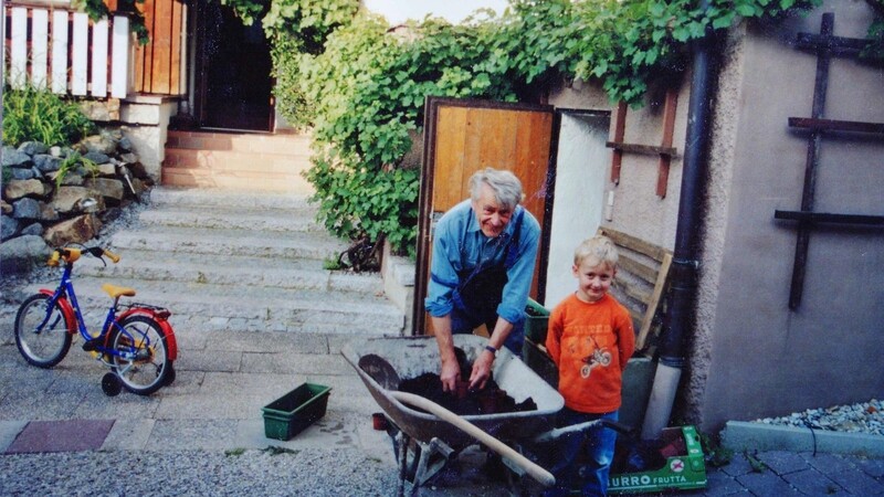 Matthias mit seinem Opa Hans, circa 2006.