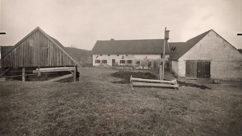 Der Einödhof von Hinterkaifeck unmittelbar nach der Tat im April 1922. Etwa ein Jahr später wurde er abgerissen.