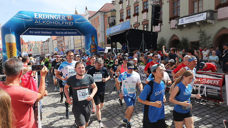 Frenetisch angefeuert von den Schaulustigen in der Altstadt gingen die Teilnehmer auf die 10-Kilometer-Strecke.