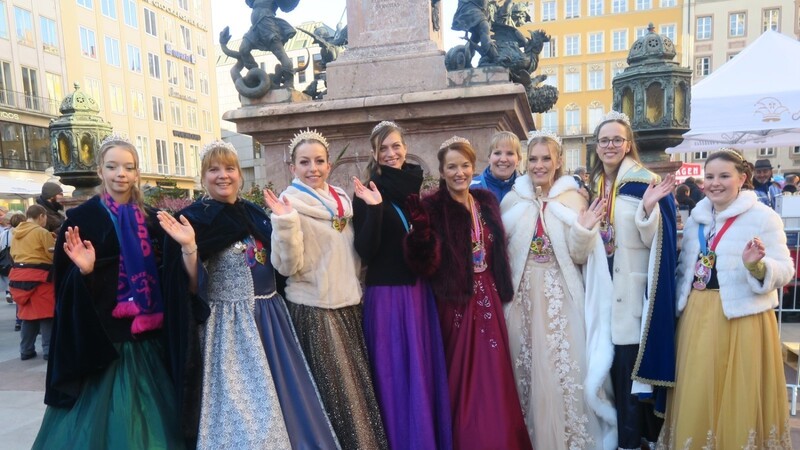Elegante Majestäten treffen sich vergangenen Samstag auf dem Marienplatz: Erstmals kamen zahlreiche Prinzessinnen anderer Faschingsvereine zur Krönung, um Narrhalla-Prinzessin Ulrike I. (in bordeauxfarbener Robe) zu gratulieren.