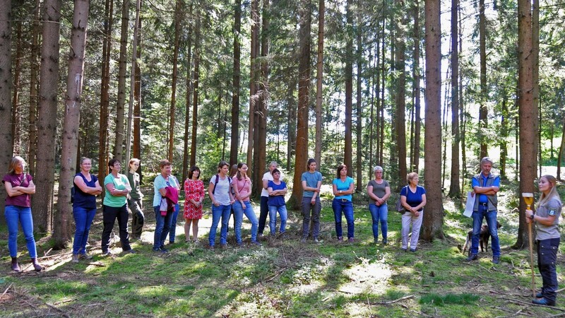 Revierförsterin Johanna Geiger (rechts) freute sich mit Dr. Kathrin Böhling vom LWF über das rege Interesse der Frauen an der Entwicklung des Waldes.