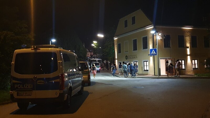 Polizeieinsatz am Freitagabend in Landshut. Dort stürmte ein mit einer Axt bewaffneter Anwohner ein Konzert vor der Gaststätte Zollhaus.