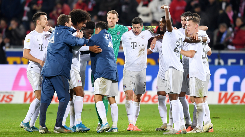 Der FC Bayern jubelt nach dem Sieg in Freiburg