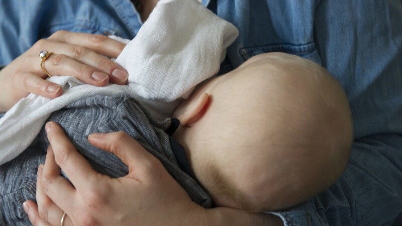 Hat sich ein Säugling über die Muttermilch der erkrankten Mutter mit dem Coronavirus angesteckt? Dr. Sven Wellmann, Chefarzt der Neonatologie in der Regensburger Hedwigsklinik, bringt Licht ins Dunkel. (Symbolbild)