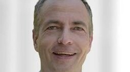 Prof. Dr. med. Sven Matthias Wellmann ist Chefarzt der Neonatologie und Facharzt für Kinder- und Jugendmedizin in der Hedwigsklinik bei den Barmherzigen Brüdern in Regensburg.