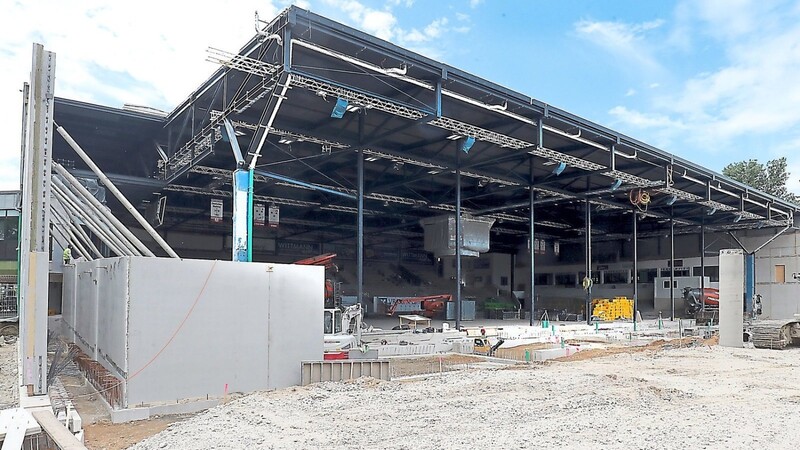 Die Bauarbeiten am Gutenbergweg gehen zügig voran - parallel dazu will der EVL die Option für VIP-Logen auf der neu zu errichtenden Ostseite des Eisstadions prüfen lassen.