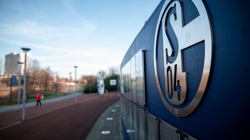Zweitligist Schalke 04 hat auf den russischen Angriff auf die Ukraine reagiert und mit sofortiger Wirkung den Schriftzug seines russischen Hauptsponsors Gazprom von seinen Trikots entfernt.