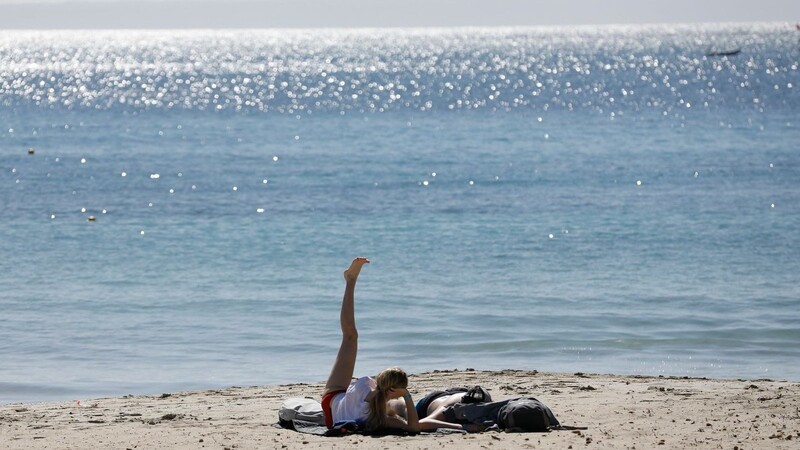 Urlauber am Strand von Palmanova auf der Urlaubsinsel Mallorca: In Spanien gibt es kaum noch Corona-Beschränkungen.