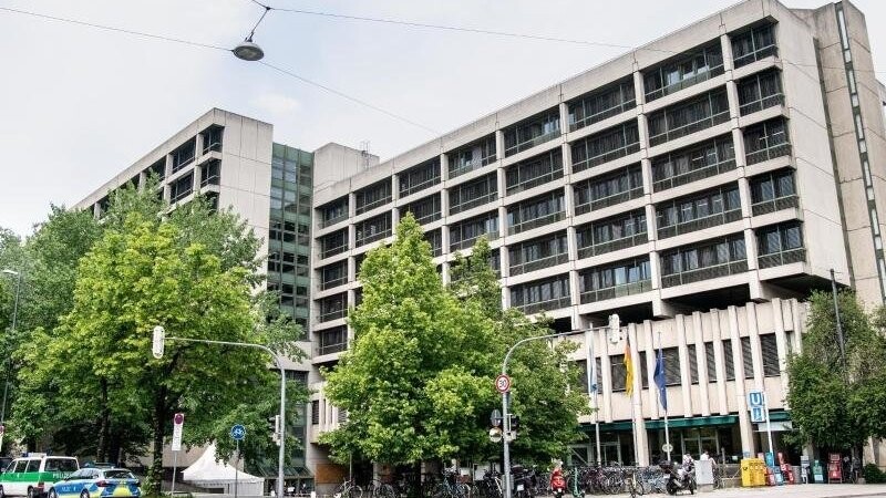 Das Gerichtsgebäude ist an der Kreuzung der Nymphenburger Straße/Sandstraße zu sehen.