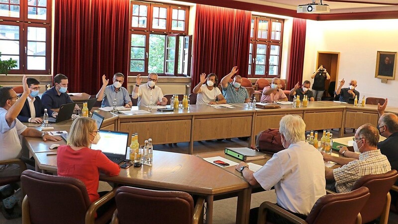 Die Stadtratssitzung fand nach langer Zeit erstmals wieder im Viechtacher Rathaus statt.