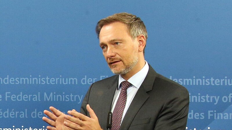 "Wir lassen die Menschen nicht alleine in der gegenwärtigen Situation", sagte FDP-Chef Christian Lindner in Berlin.