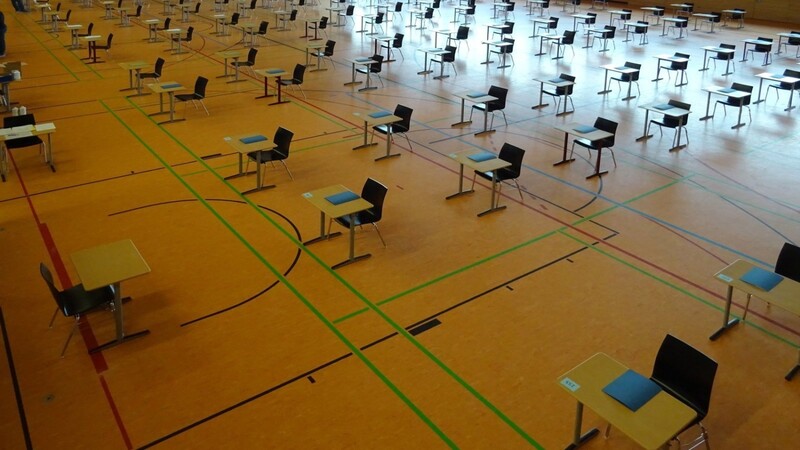 Ein Blick in die Turnhalle der Jakob-Sandtner-Realschule. Rund 160 Schüler der FOS/BOS schreiben hier ihre Prüfungen.