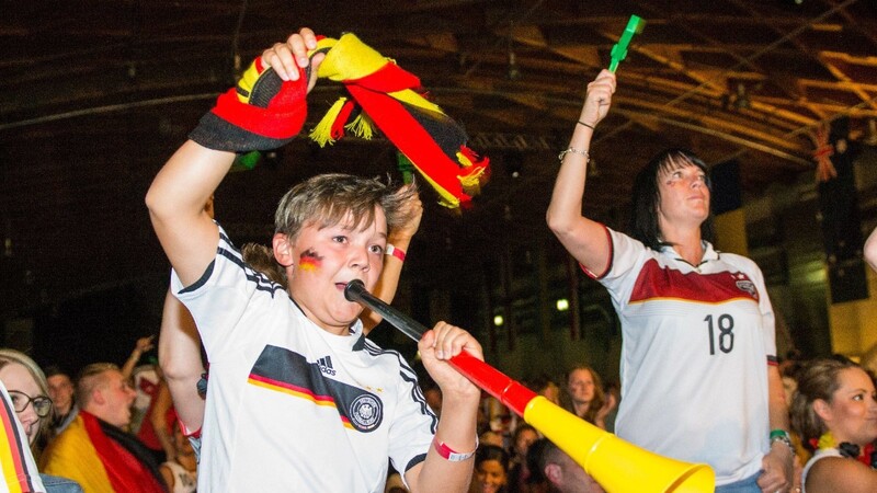 Deutschland feierte sich 2014 ins Finale der WM. Auch dieses Jahr verbringen wieder viele Fans die Sommernächte beim Public Viewing.