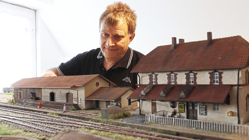 Günter Schreiner mit dem Mainburger Bahnhof. Das Gebäude ist schon fertig, am Drumherum wird intensiv gefeilt.