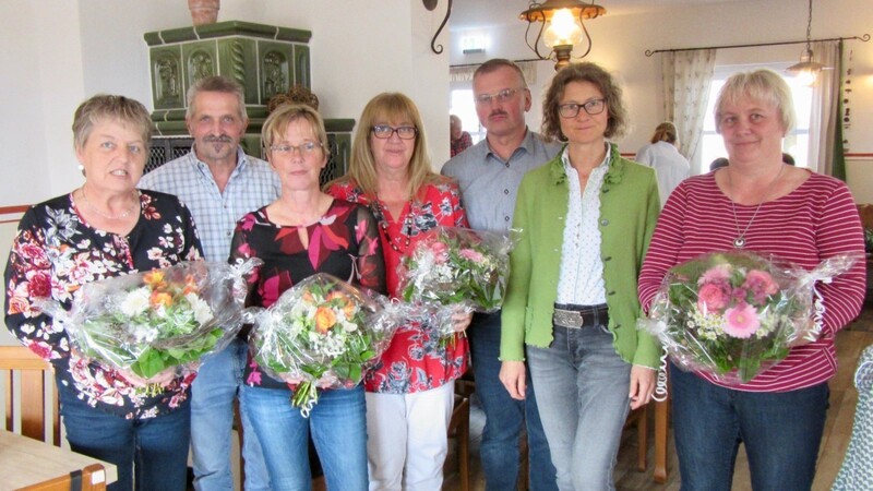 Das Ehepaar Anita und Konrad Daiminger (2. und 3. von rechts) mit den Geehrten Agnes Röckl, Hermann Fischer, Irene Heumann, Sieglinde Serve und Monika Spitzhirn (von links).
