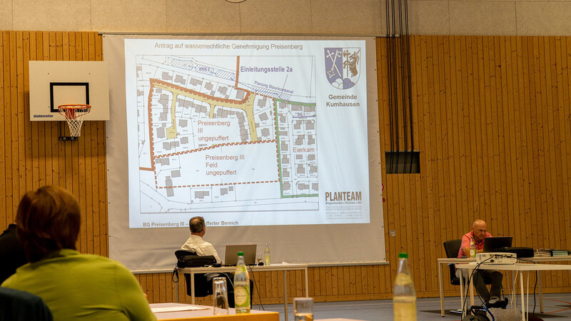 Der Kumhausener Gemeinderat schaute sich die Situation an den Regenrückhaltebecken mit den verschiedenen Einleitungsstellen in den Baugebieten rund um Preisenberg genau an.