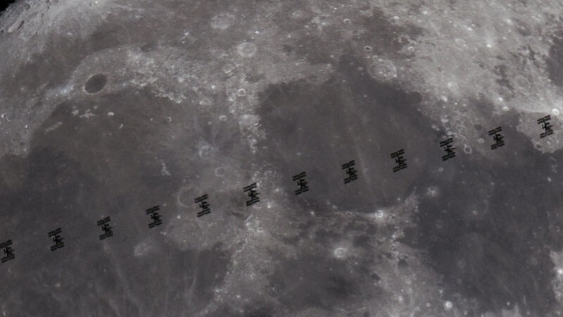 Die ISS zieht am Mond vorbei. Die Aufnahme wurde mit 30 Bildern pro Sekunde durch ein 8 Zoll Newton Teleskop erstellt.