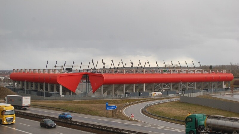So sieht das Stadion derzeit ohne Namenszug aus. Bald wird dort "Jahnstadion Regensburg" zu lesen sein.