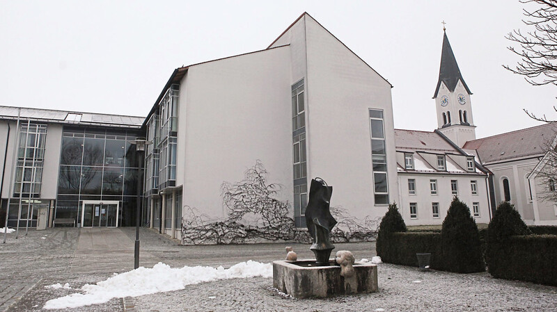 Das Alten- und Pflegeheim St. Josef und die Spitalkirche prägen den Ortsteil Pattendorf.  Fotos: Thomas Gärtner