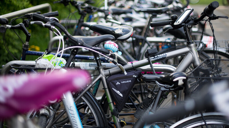 Die Stadt soll mehr diebstahlsichere Abstellanlagen für Fahrräder beschaffen, forderten die Grünen 2019 in einem Antrag.