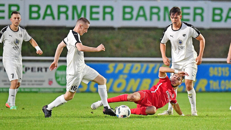 Gegen den FC Passau gelang den Spielern des VfB Straubing (in den weißen Trikots) der erste Sieg in der Landesliga.