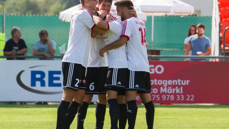 Viel Grund zu jubeln hatten die Landesliga-Kicker des SV Donaustauf nach sieben Siegen in sieben Spielen.