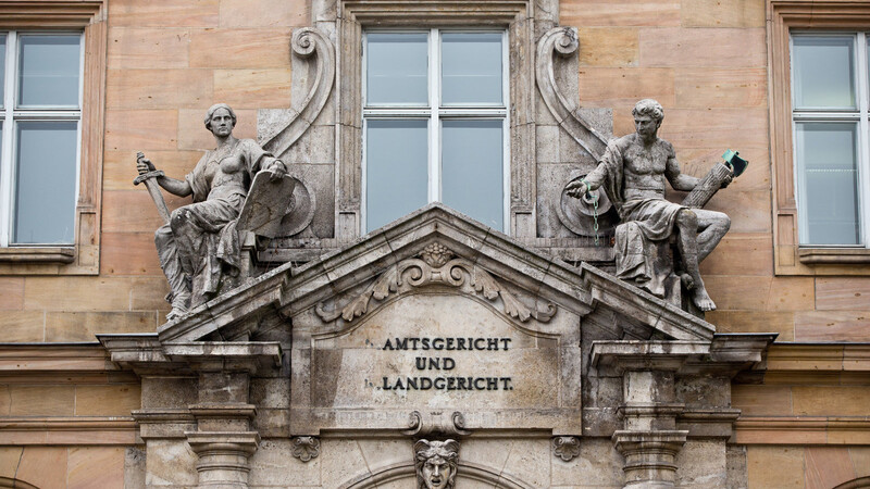 Ein junger Mann muss sich ab Donnerstag vor dem Regensburger Amtsgericht wegen einer mutmaßlichen Vergewaltigung verantworten. (Symbolbild)