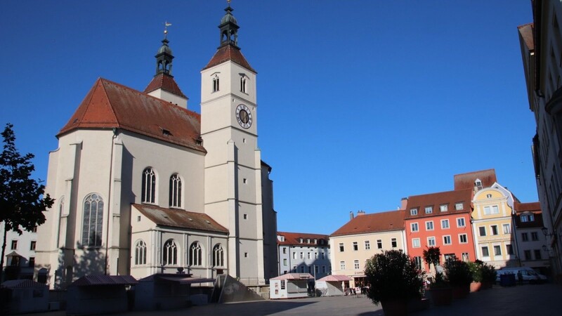 Die Neupfarrkirche in Regensburg muss vorerst geschlossen bleiben. Ein Stück von der Decke hatte sich in dieser Woche gelöst.