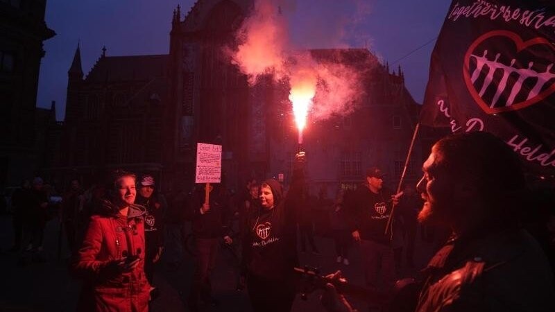 Menschen bei einer Demonstration gegen die Covid-19-Beschränkungen in Amsterdam teil. Nach den heftigen Ausschreitungen in Rotterdam haben Randalierer in verschiedenen Städten der Niederlande für Unruhen gesorgt.