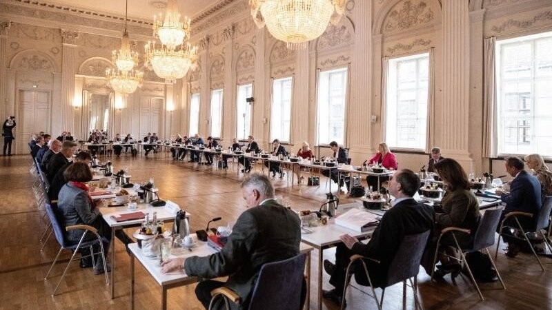 Blick in den Max-Joseph-Saal der Münchner Residenz bei einer Sitzung des bayerischen Kabinetts.