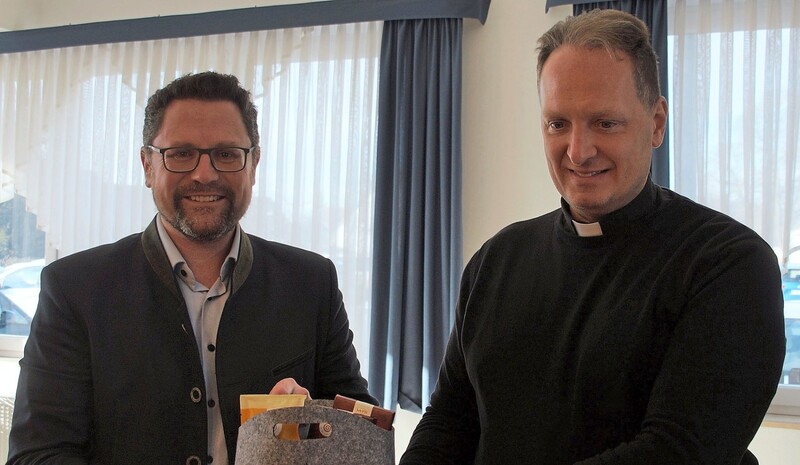 Pfarrer Stefan Wissel (rechts) bedankte sich bei dem Chamer Landtagsabgeordneten Dr. Gerhard Hopp für seinen Besuch. 