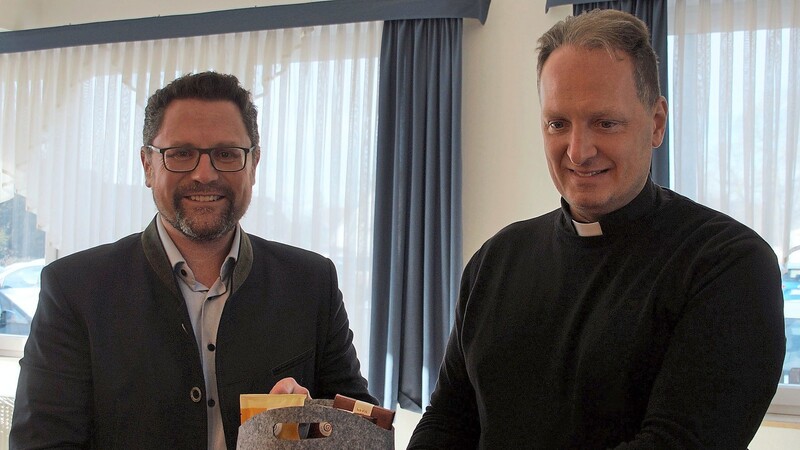 Pfarrer Stefan Wissel (rechts) bedankte sich bei dem Chamer Landtagsabgeordneten Dr. Gerhard Hopp für seinen Besuch.