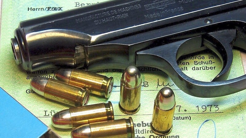 Eine Pistole der Marke Walther PPK 7,65 Millimeter mit einer Waffenbesitzkarte. Auch dem Angeklagten war es erlaubt, seine alte Dienstwaffe zu besitzen, allerdings ohne Munition.
