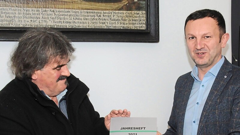 Vorsitzender Hans Haslsteiner überreichte das erste Exemplar des Jahresheftes des Heimatvereins an Bürgermeister Markus Hofmann.