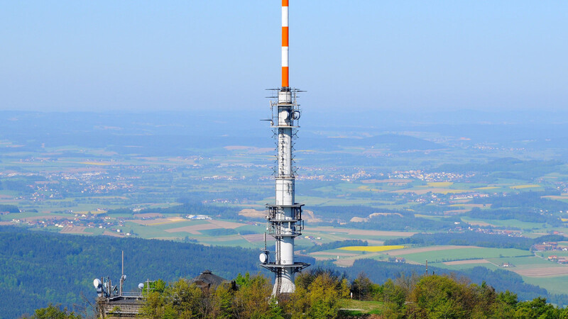 Fast 600 Meter überragt die Sendestation des Bayerischen Rundfunks am Hohenbogen das Chamb- und Regental und sorgt für optimalen Empfang im Oberen Bayerischen Wald.