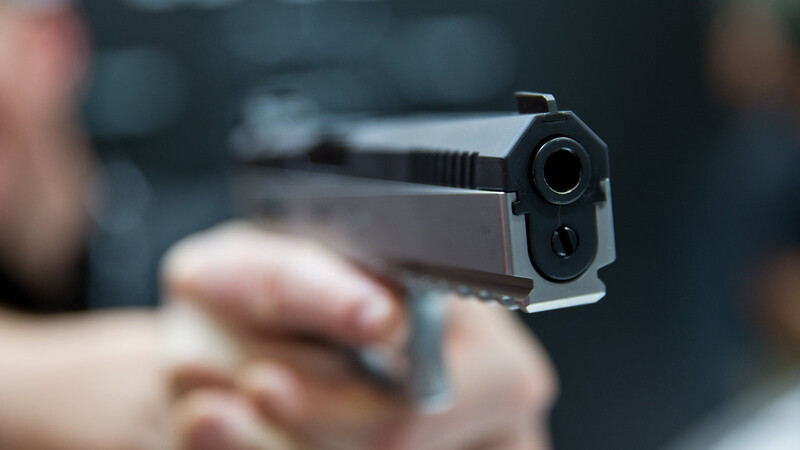 Ein Unbekannter bedrohte eine Angestellte mit einer Pistole (Symbolbild)