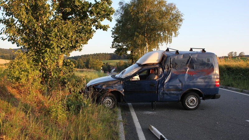 Der Fahrer des entgegenkommenden Opel zog sich mittelschwere Verletzungen zu.
