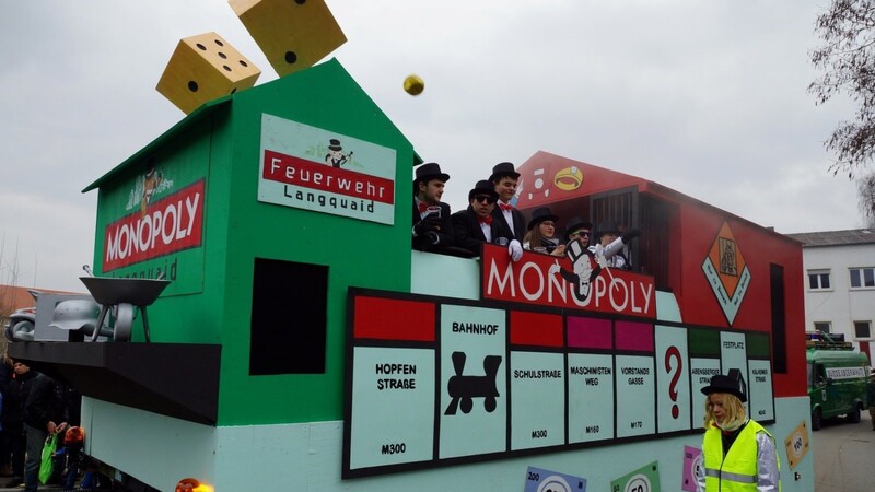 Die Feuerwehr Lanquaid hatte ihren Wagen nach "Monopoli" dekoriert, und spielte mit den Zuschauern mit großen Schaumstoffwürfeln.