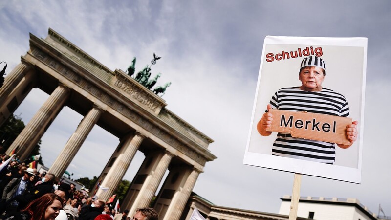 Demonstranten am Brandenburger Tor haben im August 2020 ein klares Feindbild: die damalige Bundeskanzlerin Angela Merkel (CDU).