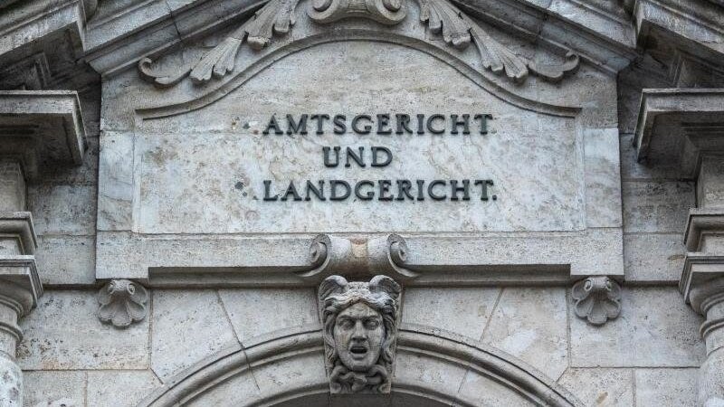 "Amtsgericht und Landgericht" steht an dem Justizgebäude in Regensburg.
