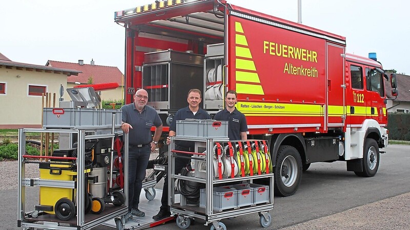 Die drei Kommandanten Christian Weber, Hubert Hofweber und Patrick Hofweber (von links) sind stolz auf den neuen Versorgungslastwagen, den die Feuerwehr Altenkreith am 20. Juli segnen lässt.