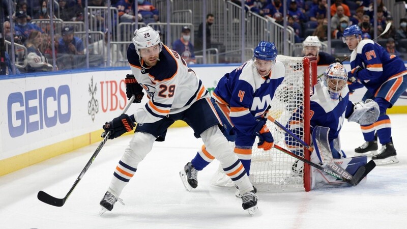 Leon Draisaitl (29) von den Edmonton Oilers wird von Andy Greene (4) von den New York Islanders verfolgt.