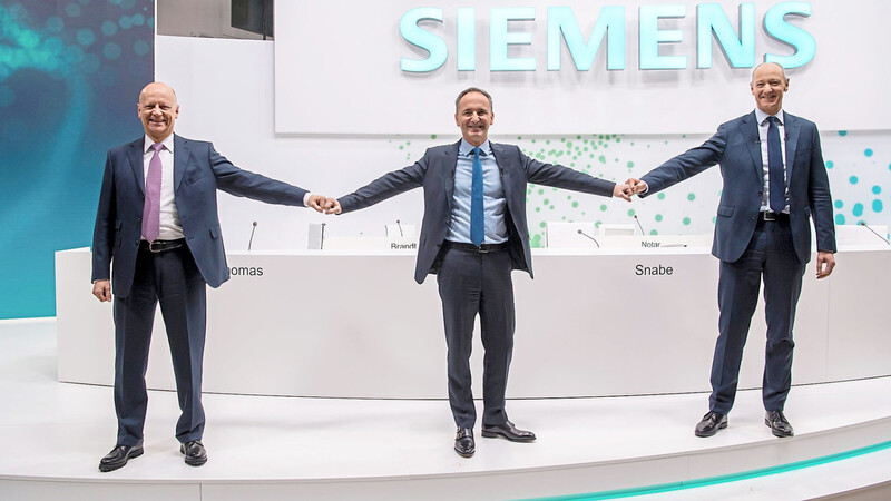 Trotz Schwierigkeiten bei der Auftragsabarbeitung zeigten sich der Verantwortlichen von Siemens (v. l.) Ralf Thomas, Finanzvorstand, Jim Hagemann Snabe, Vorsitzender des Aufsichtsrats, und Roland Busch, Vorstandsvorsitzender auf der virtuellen Jahreshauptversammlung gut gelaunt.