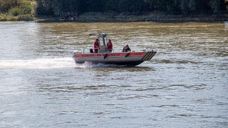 Diverse Einsatzkräfte waren auf der Donau im Einsatz. Auch ein Hubschrauber war an der Suche auf der Donau bei Langkünzing beteiligt.