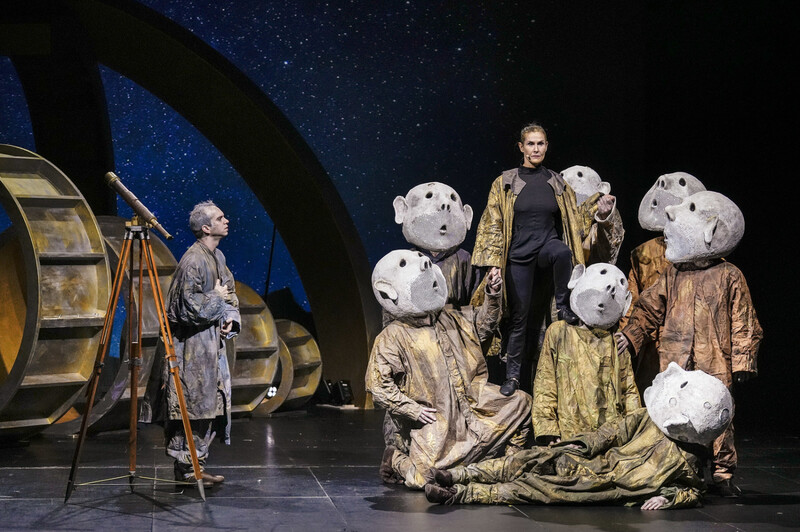 Stefan Merten (Andrea Sarti), Antonia Reidel (Galileo Galilei) und Ensemble.  